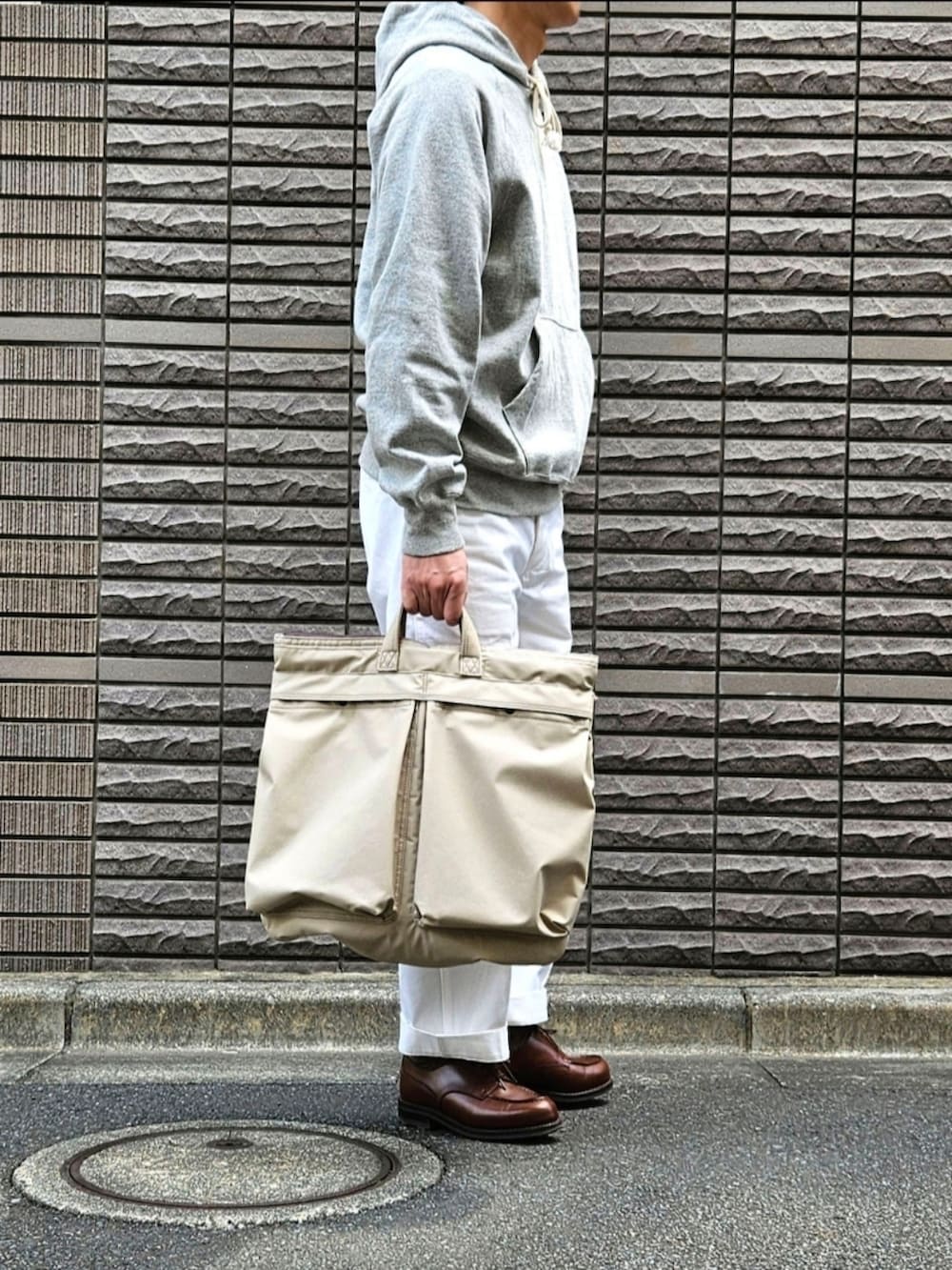 「休日スタイル、シンプルスタイル、おでかけコーデ、大人カジュアル、パーカー、白パンツ、革靴、バッグ、オフホワイト、メンズコーデ、ootd、初老のこうでねぇと」|「ANATOMICAのANATOMICA SWEAT RAGLAN PARKA(パーカー、グレー系)」を使った、D・BLUEさん(メンズ・170cm)の春コーディネートの2枚目の写真