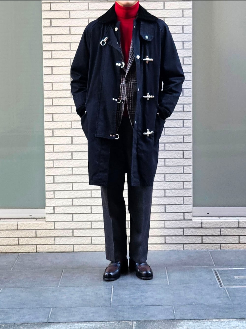 「ベレー帽×メガネ、ファイヤーマンコート、タートルネックニット、メンズファッション、大人カジュアル、休日コーデ、ローファー、ヴィンテージ、赤ソックス、初老のこうでねぇと、テーラードジャケット」|「MICHAEL CLASSIC APPARELのMICHAEL CLASSIC APPAREL ファイヤーマンコート USED (その他アウター、ブラック系)」を使った、D・BLUEさん(メンズ・170cm)の春コーディネートの2枚目の写真