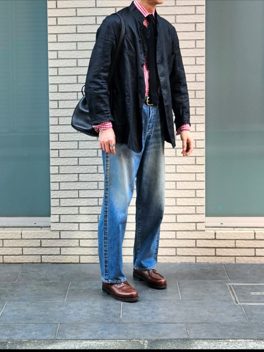 ブラック系のノーカラージャケット、レッド系のシャツ/ブラウス、ブラック系のネクタイを着用したメンズの秋コーディネートの2枚目の写真