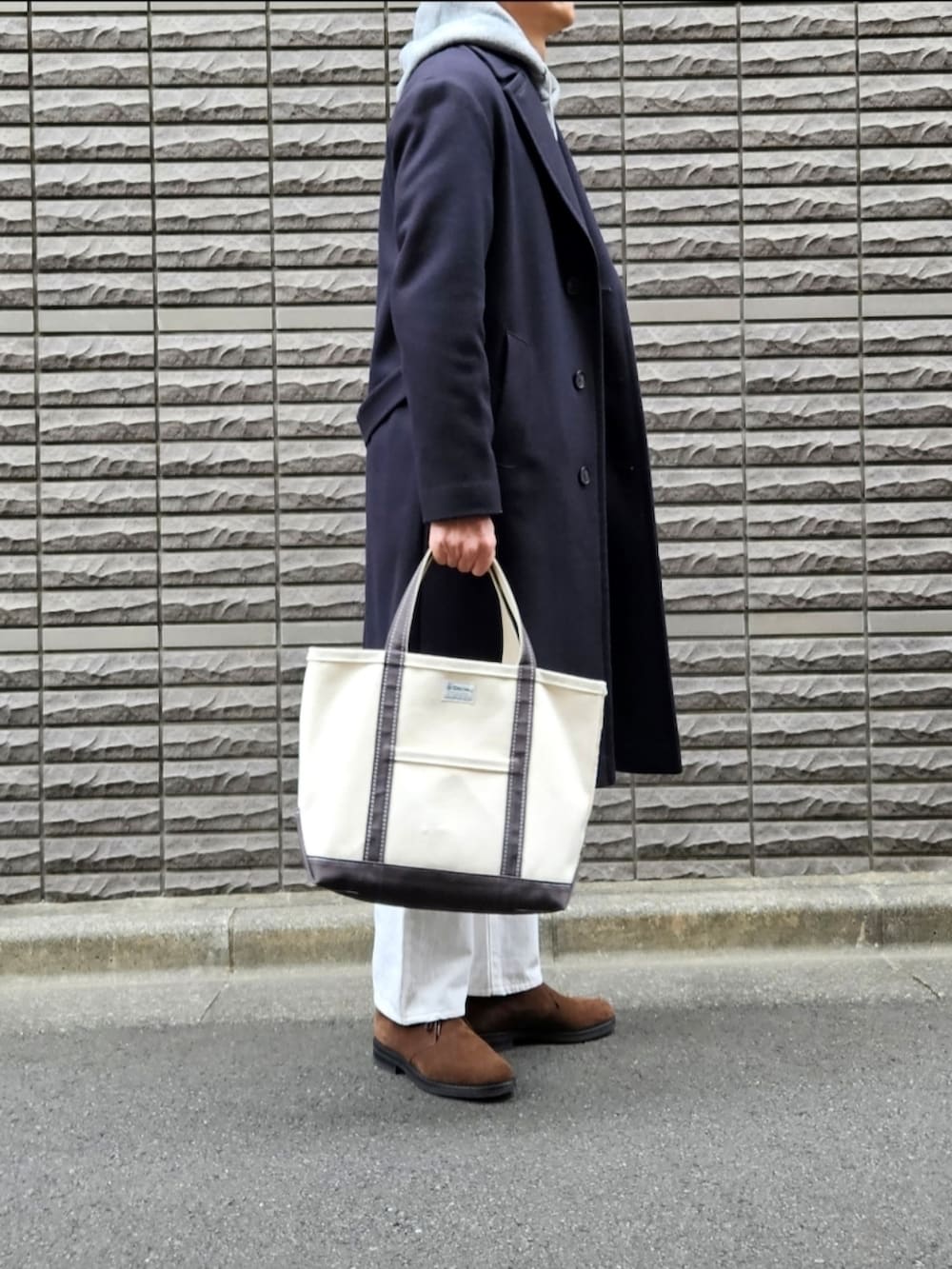 D・BLUEさんの「HEVO アルスターベルテッドコート OSTUNI NAVY（HEVO）」を使ったコーディネートの2枚目の写真