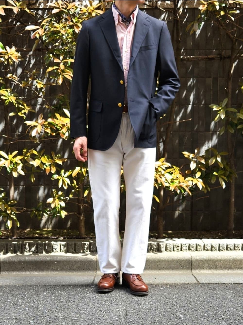 「休日スタイル、メンズファッション、オトナカジュアル、紺ブレ、ジャケット、白パンツ、デニム、ブレザー、ootd、初老のこうでねぇと」｜「J.PRESSのJ.PRESS PEPPIN MERINO ネイビーブレザー（テーラードジャケット、ブルー系）」を使った、D・BLUEさん（メンズ・170cm）の春コーディネートの2枚目の写真