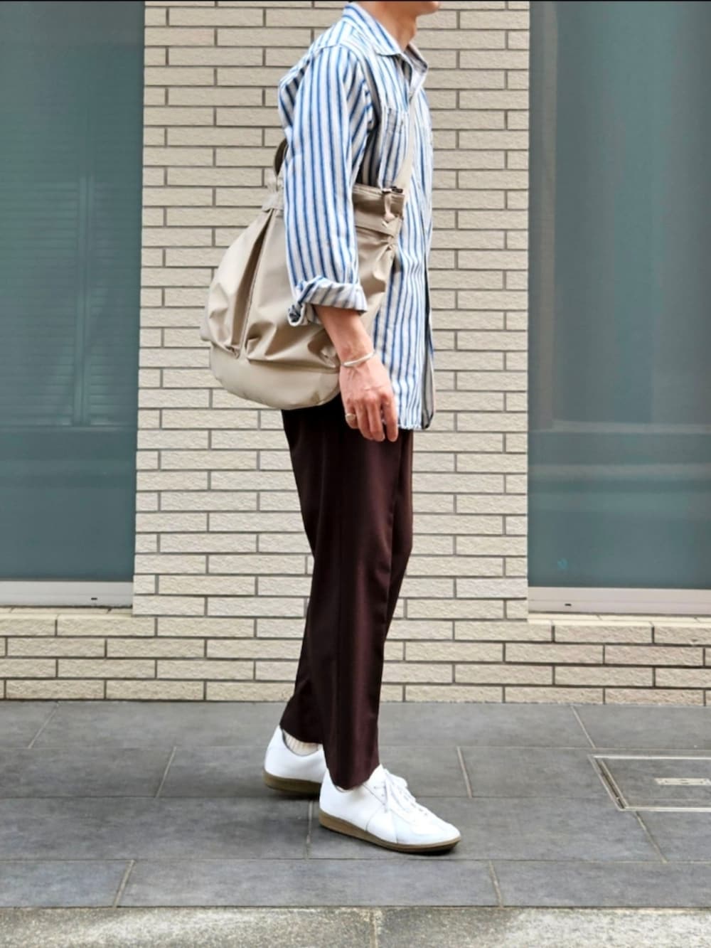 「今日のコーデ、カジュアル、リラックススタイル、初夏コーデ、大人カジュアル、ストライプシャツ、ジャーマントレーナー、ootd、ヘルメットバッグ、おでかけコーデ、初老のこうでねぇと」｜「Polo by Ralph laurenのPolo by Ralph lauren マリンストライプ コットンヘリンボーンシャツ USED（シャツ/ブラウス、ホワイト系）」を使った、D・BLUEさん（メンズ・170cm）の春コーディネートの2枚目の写真