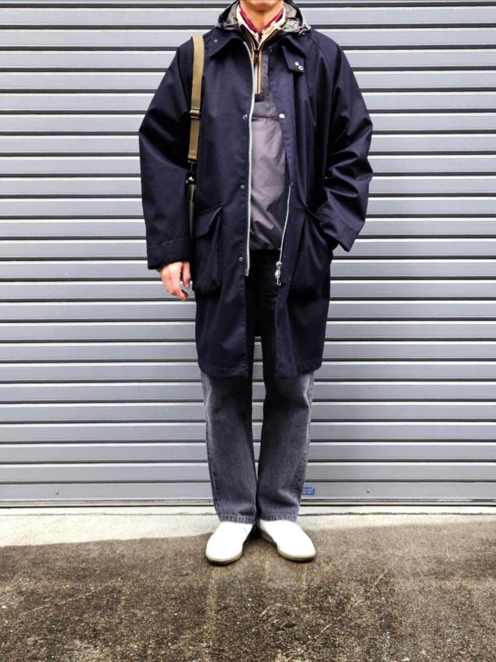 「古着MIX、ベレー帽×メガネ、アノラックパーカー、メンズファッション、大人カジュアル、休日コーデ、雨の日コーデ、初老のこうでねぇと、ジャーマントレーナー、ブラックデニム」|「STILL BY HANDのSTILL BY HAND 3レイヤーウール 一枚袖Aラインフィールドコート Dark Navy(ステンカラーコート、ブルー系)」を使った、D・BLUEさん(メンズ・170cm)の春コーディネートの3枚目の写真