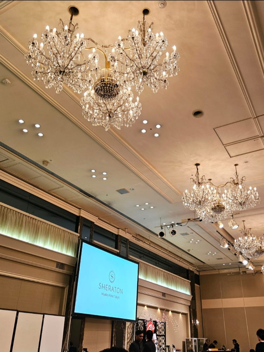 「新年会、元旦、コートスタイル、ブレザー、ネクタイ、ボタンダウンシャツ、ウールスラックス、メンズファッション、初老のこうでねぇと、トートバッグ」｜「COHERENCEのCOHERENCE FOUFOU Ⅱ ウールカシミア ダブルブレストコート USED（チェスターコート、ブルー系）」を使った、D・BLUEさん（メンズ・170cm）の冬コーディネートの4枚目の写真