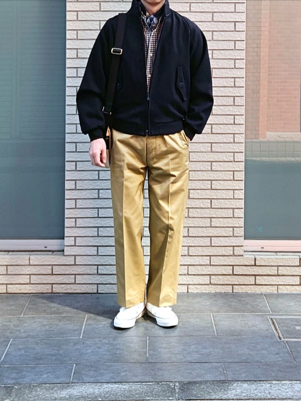 「古着MIX、スポーツミックス、春めき満開コーデ、メンズファッション、大人カジュアル、休日コーデ、初老のこうでねぇと、ハリントンジャケット、チノパン、デッキシューズ、ギンガムチェックシャツ」|「BARACUTAのBARACUTA G9 80-90’sAEROジップ ウールハリントンジャケット ダークネイビー USED(ブルゾン、ブルー系)」を使った、D・BLUEさん(メンズ・170cm)の春コーディネートの2枚目の写真