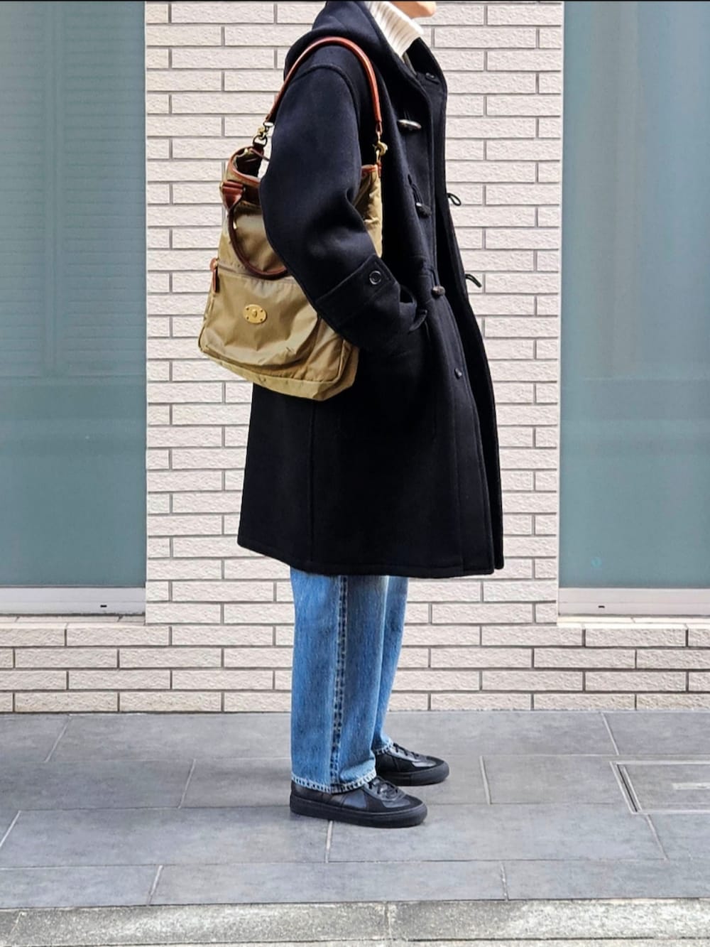 「ベレー帽、ダッフルコート、タートルネックニット、ループタイ、ワイドデニム、ヴィンテージデニム、冬アウター、大人カジュアル、休日コーデ、初老のこうでねぇと、真冬のあったかスタイル」|「AUBERGEのAUBERGE Black&Olive super140's 本パイル ダッフルコート TREVOR(ダッフルコート、ブラック系)」を使った、D・BLUEさん(メンズ・170cm)の冬コーディネートの2枚目の写真
