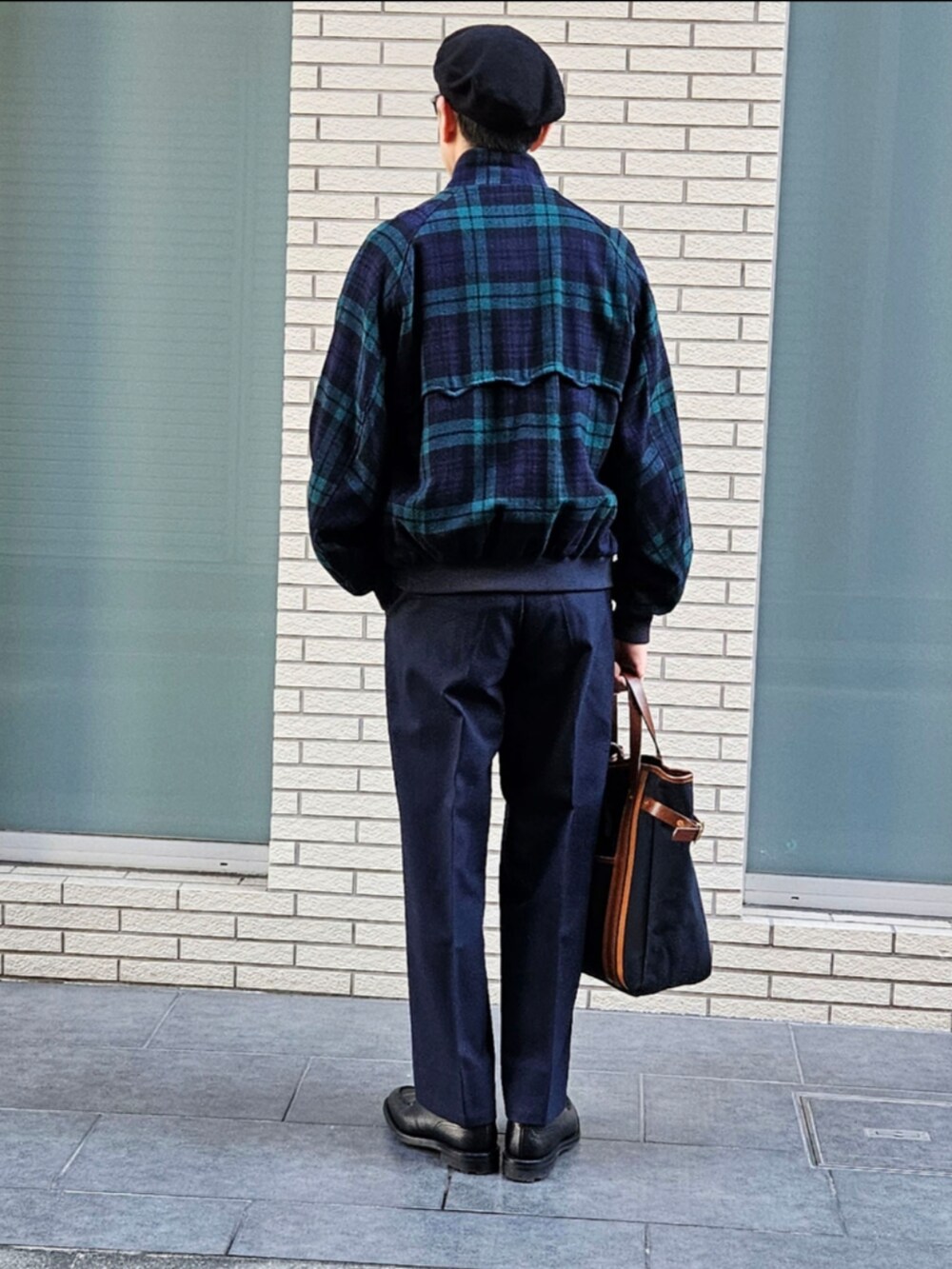 「今日のコーデ、大人カジュアル、休日コーデ、ブラックウォッチ、スラックス、トートバッグ、ネクタイ、ootd、初老のこうでねぇと」｜「BARACUTAのBARACUTA G9 80-90’ｓAEROジップ ウールハリントンジャケット ブラックウォッチ USED（ブルゾン、グリーン系）」を使った、D・BLUEさん（メンズ・170cm）の冬コーディネートの3枚目の写真