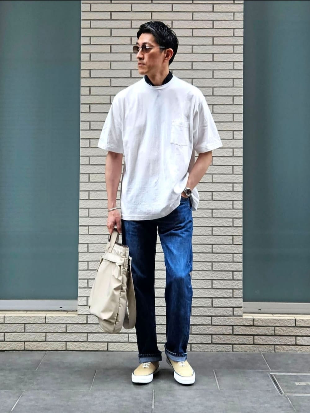 「今日のコーデ、大人カジュアル、休日コーデ、古着MIX、サングラス、501、リーバイス、ヘルメットバッグ、白Tシャツ、初老のこうでねぇと、シンプル」|「M.I.D.AのM.I.D.A ヘビーウェイト ポケットT(Tシャツ/カットソー、ホワイト系)」を使った、D・BLUEさん(メンズ・170cm)の夏コーディネートの2枚目の写真