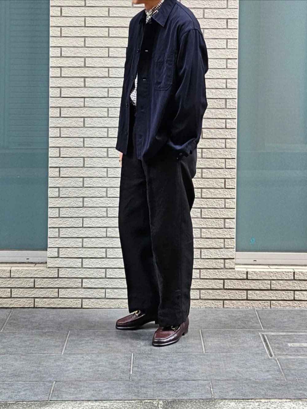 ブルー系のミリタリージャケット、ベージュ系のシャツ/ブラウス、ブラック系のその他パンツを着用したメンズの秋コーディネートの2枚目の写真