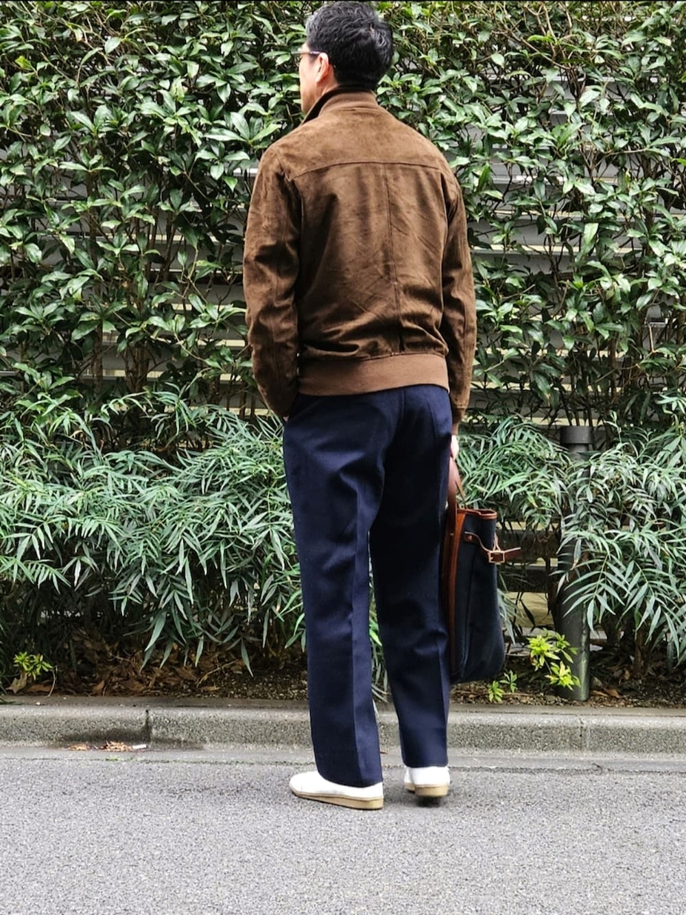 「休日スタイル、オトナカジュアル、スニーカーコーデ、シンプルコーデ、メンズコーデ、レザージャケット、スラックス、ジャーマントレーナー、ネクタイ、初老のこうでねぇと、トートバッグ」|「ENRICO MANDELLIのENRICOMANDELLI ヴァルスタリーノタイプ vintageスエードレザーブルゾン ブラウンカーキ(ブルゾン、ブラウン系)」を使った、D・BLUEさん(メンズ・170cm)の秋コーディネートの2枚目の写真