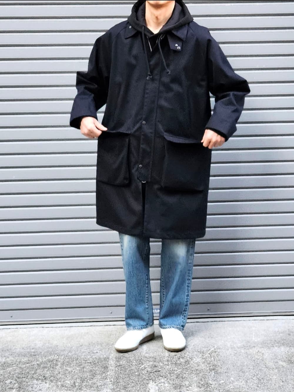 「コートスタイル、パーカー、デニムパンツ、ジャーマントレーナー、メンズファッション、大人カジュアル、休日コーデ、シンプルスタイル、初老のこうでねぇと、ootd」｜「STILL BY HANDのSTILL BY HAND 3レイヤーウール 一枚袖Aラインフィールドコート Dark Navy（ステンカラーコート、ブルー系）」を使った、D・BLUEさん（メンズ・170cm）の冬コーディネートの2枚目の写真