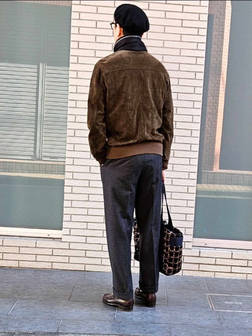 「ベレー帽、マフラー、今日のコーデ、大人カジュアル、休日コーデ、ビットローファー、マルニポーター、レザージャケット、スラックス、初老のこうでねぇと」｜「PIACENZAのPIACENZA ブラック×グレー カシミアシルク Wフェイスマフラー（マフラー、ブラック系）」を使った、D・BLUEさん（メンズ・170cm）の冬コーディネートの2枚目の写真