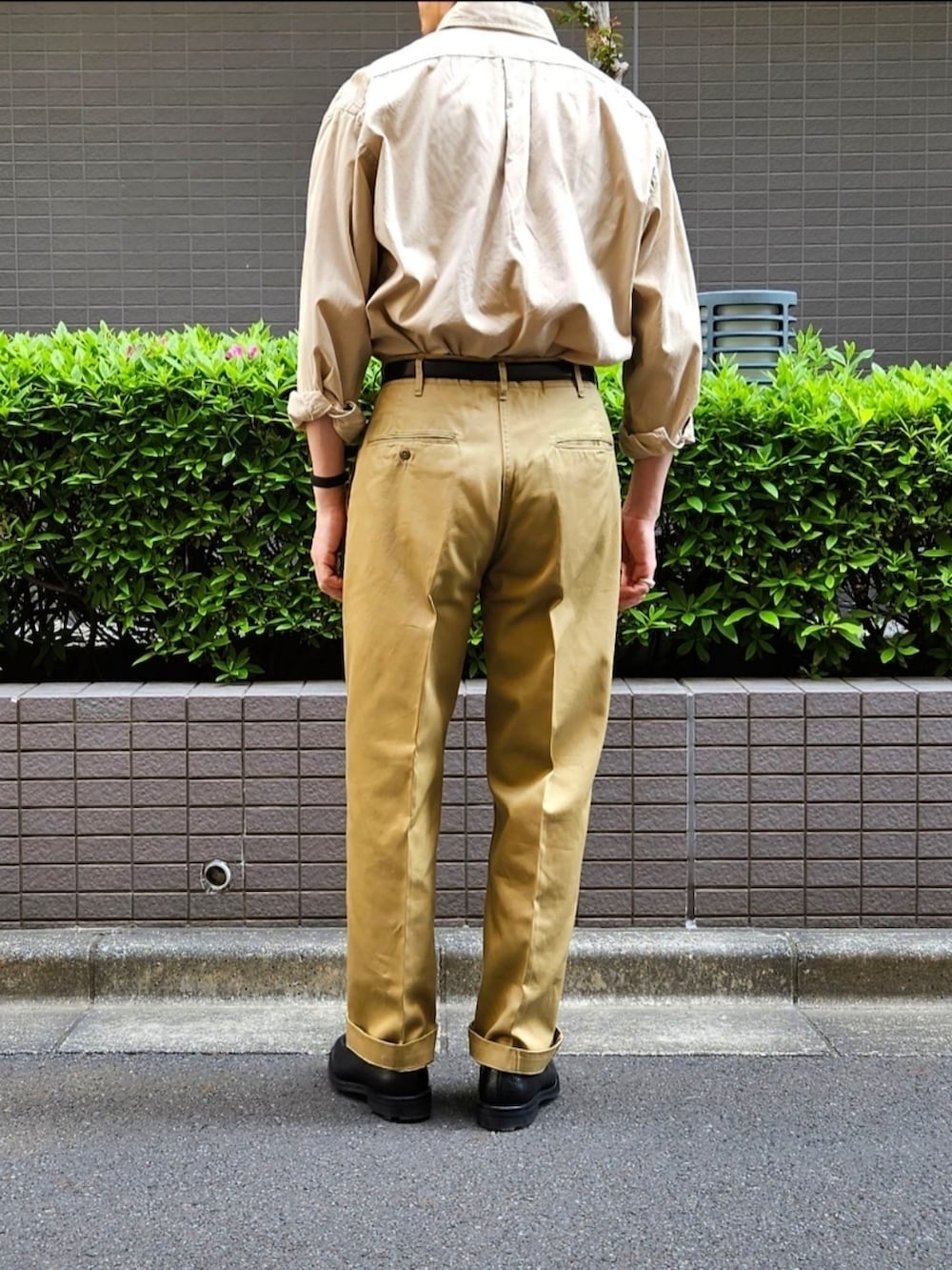「今日のコーデ、カジュアルコーデ、メンズファッション、ベージュ、スカーフ、チノパン、ブラック、革靴、ootd、初老のこうでねぇと」|「POLO RALPH LAURENのPolo by Ralph Lauren BLAIRE B.D.シャツ ベージュ USED(シャツ/ブラウス、ベージュ系)」を使った、D・BLUEさん(メンズ・170cm)の春コーディネートの2枚目の写真