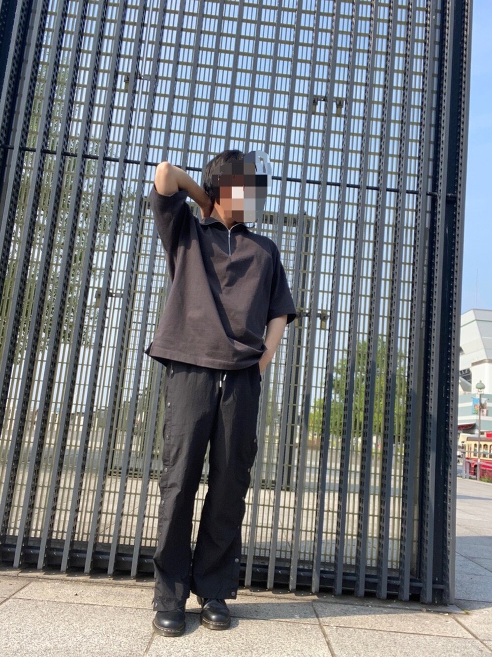 ブラック系のショルダーバッグ、グレー系のスウェット、ブラック系のその他パンツを着用したメンズの春コーディネートの2枚目の写真