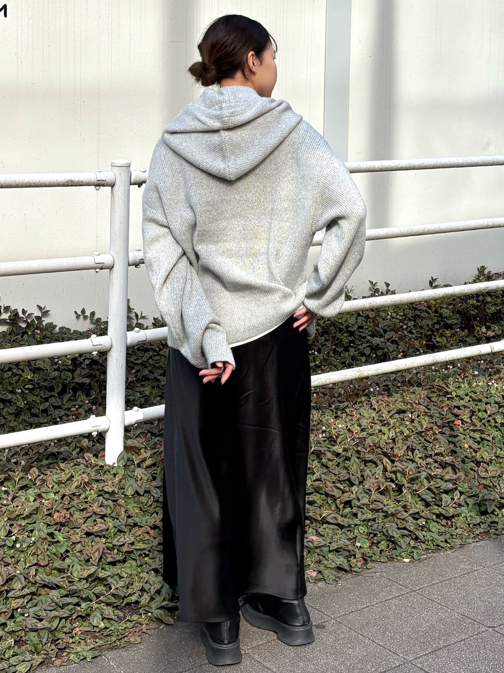 ホワイト系のTシャツ/カットソー、ブラック系のブルゾン、ブラック系のスカートを着用したレディースの冬コーディネートの5枚目の写真