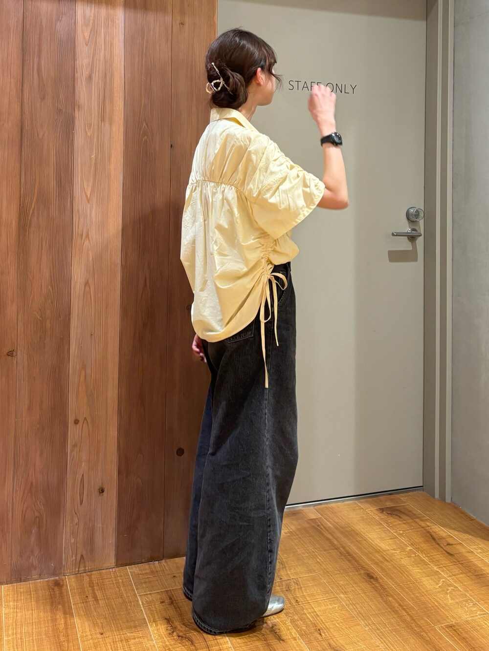 ブラック系のデニムパンツ、イエロー系のシャツ/ブラウスを着用したレディースの夏コーディネートの2枚目の写真