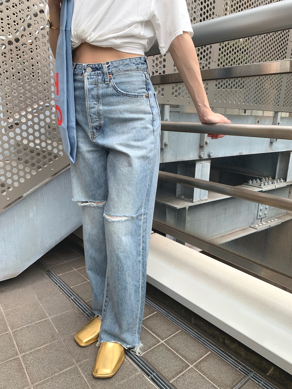 ホワイト系のTシャツ/カットソー、ブルー系のデニムパンツ、ゴールド系のローファーを着用したレディースの夏コーディネートの5枚目の写真