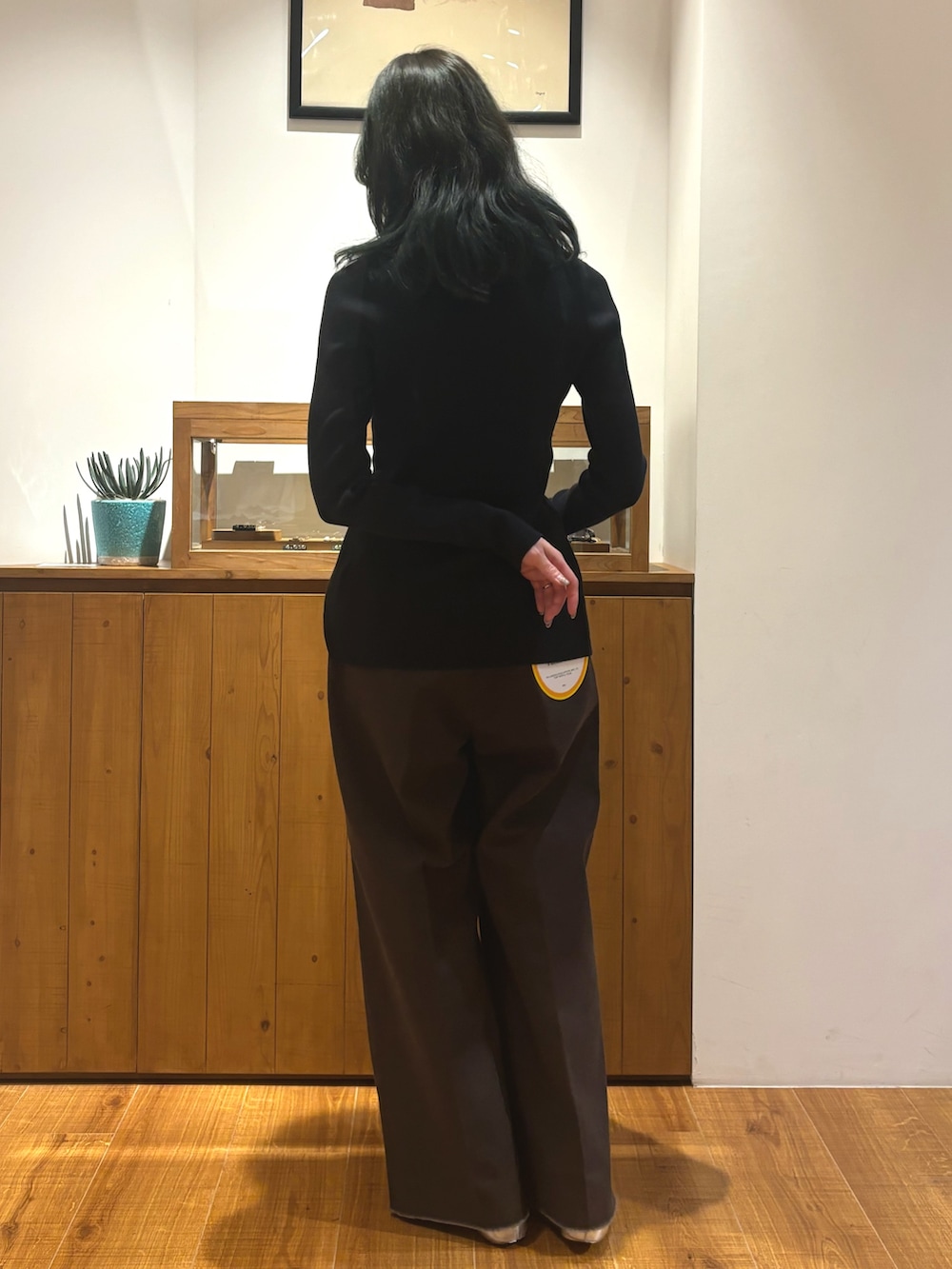 ブラウン系のその他パンツ、ブラック系のニット/セーターを着用したレディースの秋コーディネートの4枚目の写真