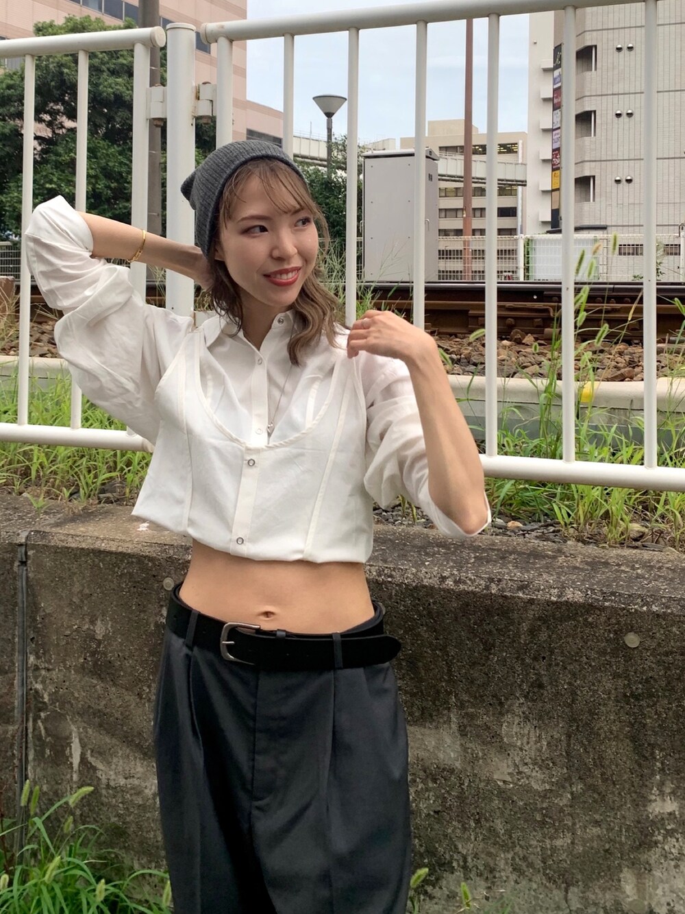 グレー系のその他パンツ、ホワイト系のシャツ/ブラウス、ブラック系のブーツを着用したレディースの秋コーディネートの4枚目の写真