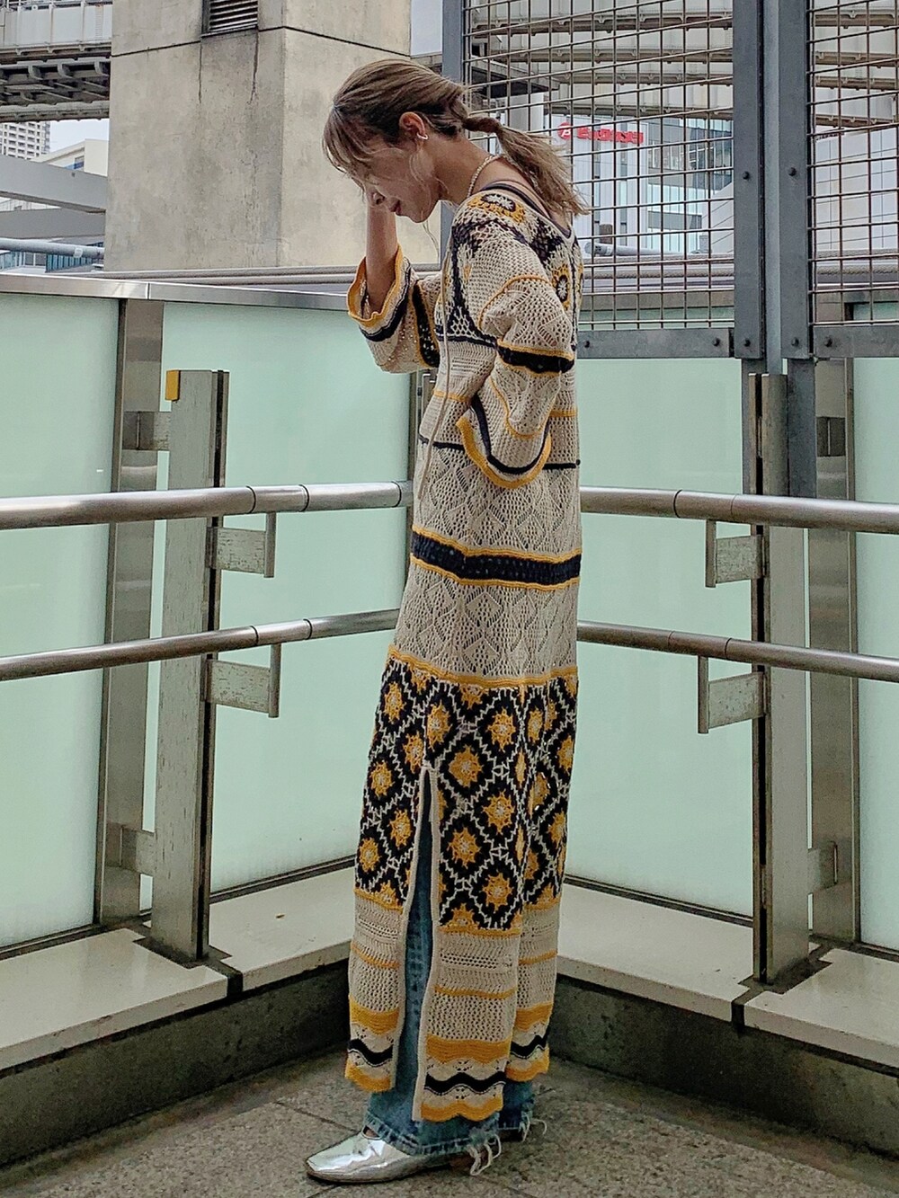 その他のワンピース、ブルー系のデニムパンツ、シルバー系のパンプスを着用したレディースの春コーディネートの2枚目の写真