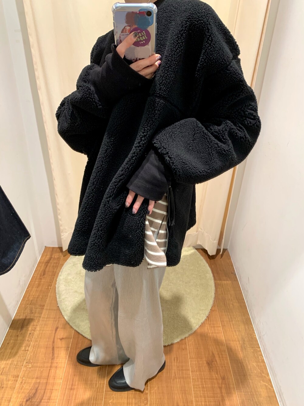 シルバー系のその他パンツ、ブラック系のローファー、ブラウン系のTシャツ/カットソーを着用したレディースの秋コーディネートの2枚目の写真