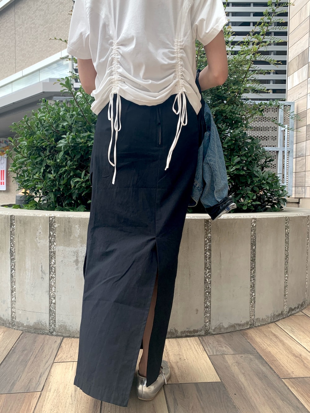 ブラック系のスカート、ブルー系のデニムジャケット、ホワイト系のTシャツ/カットソーを着用したレディースの秋コーディネートの8枚目の写真