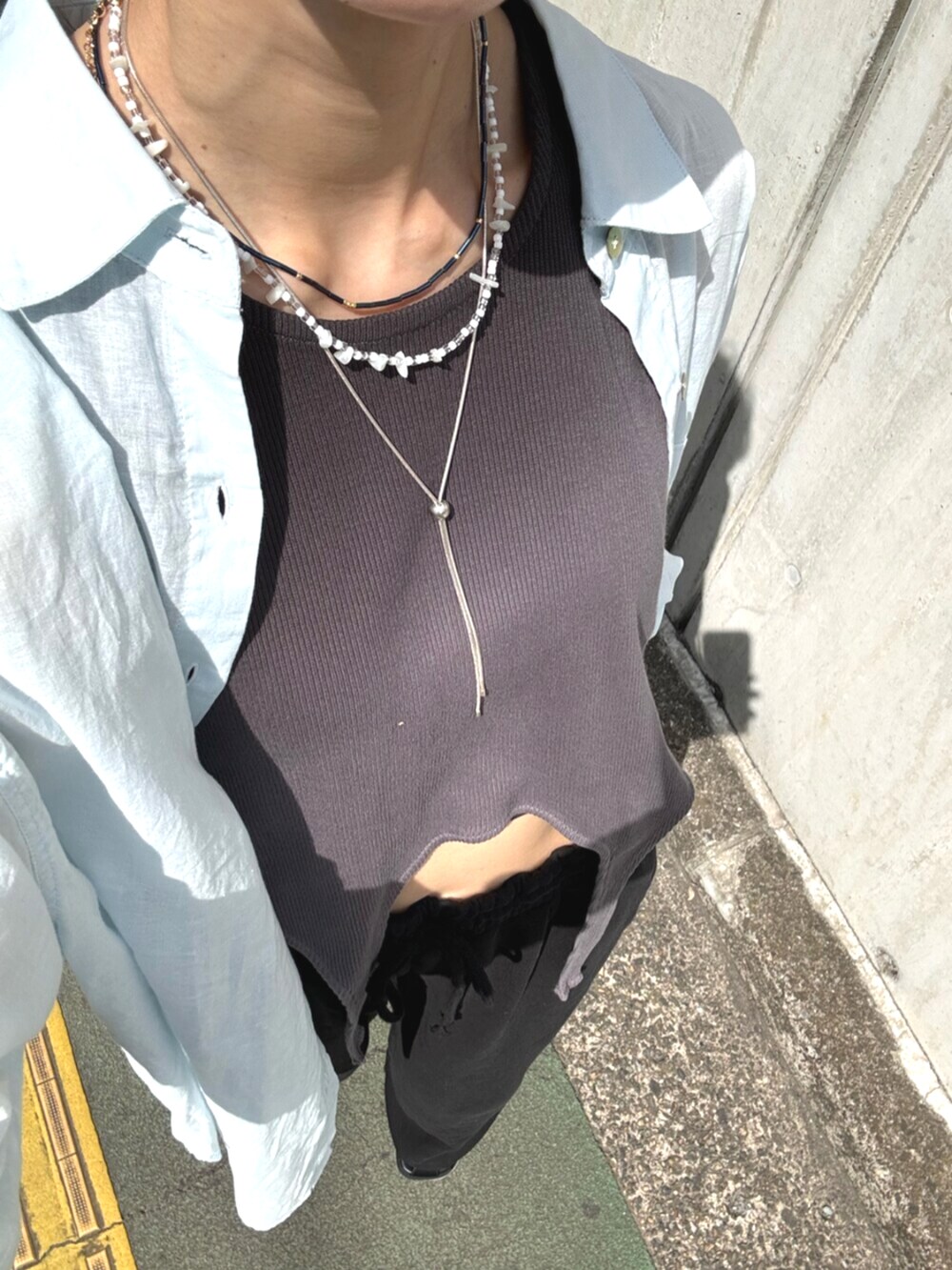 ブラック系のスウェットパンツ、グレー系のタンクトップ、ブルー系のシャツ/ブラウスを着用したレディースの春コーディネートの6枚目の写真