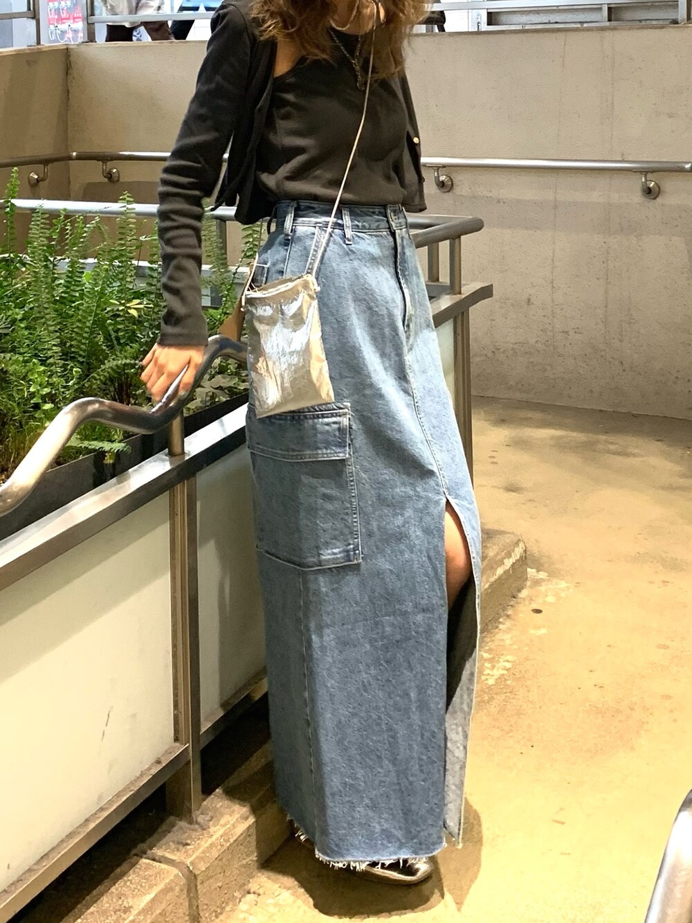 グレー系のTシャツ/カットソー、シルバー系のショルダーバッグ、シルバー系のパンプスを着用したレディースの春コーディネートの4枚目の写真