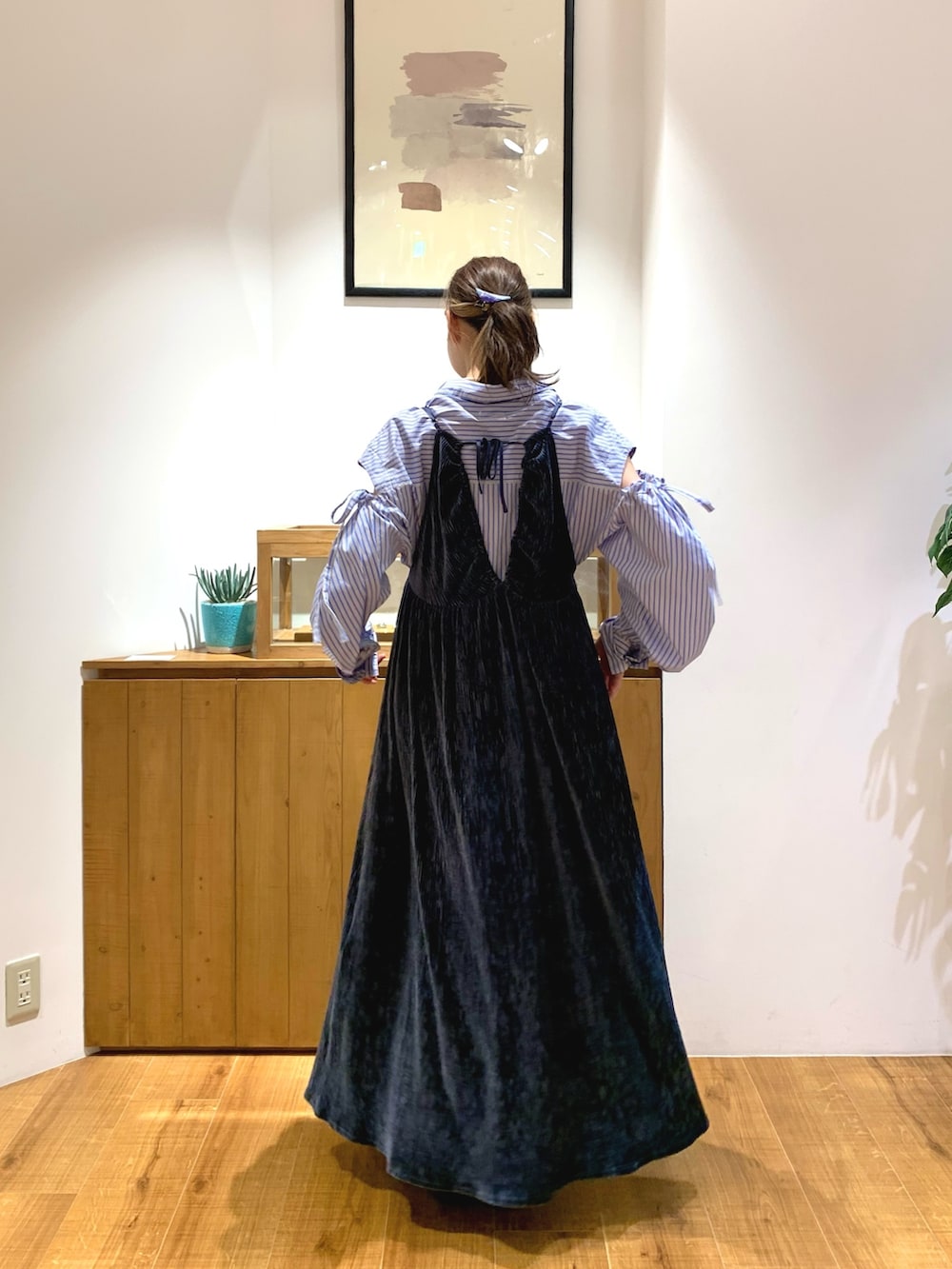 ブルー系のシャツ/ブラウス、ブルー系のワンピース、ブラック系のブーツを着用したレディースの秋コーディネートの3枚目の写真