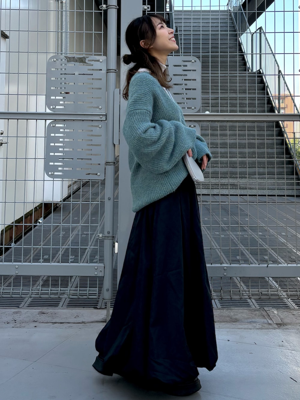 ホワイト系のニット/セーター、ブルー系のニット/セーター、シルバー系のショルダーバッグを着用したレディースの冬コーディネートの2枚目の写真