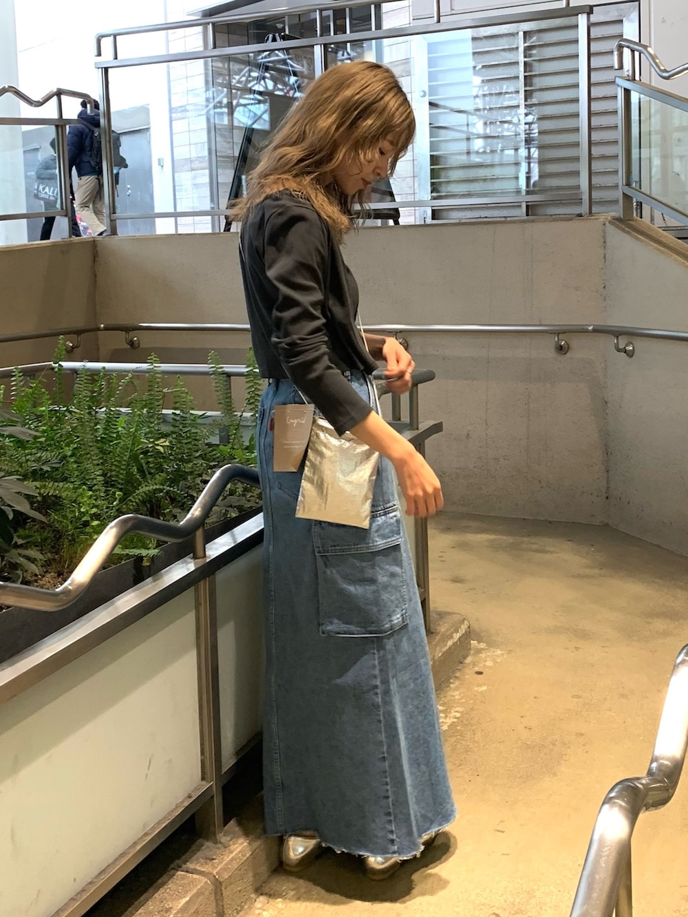 グレー系のTシャツ/カットソー、シルバー系のショルダーバッグ、シルバー系のパンプスを着用したレディースの春コーディネートの2枚目の写真