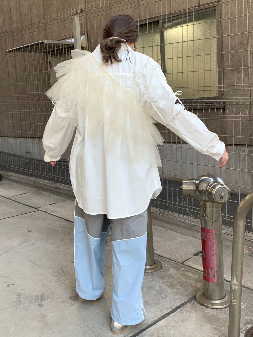 ブルー系のその他パンツ、シルバー系のパンプス、ホワイト系のシャツ/ブラウスを着用したレディースの冬コーディネートの3枚目の写真