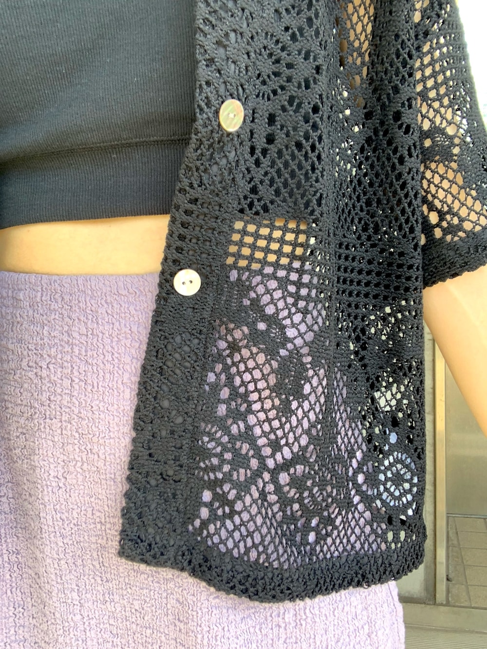 シルバー系のサンダル、パープル系のスカート、ブラック系のシャツ/ブラウスを着用したレディースの夏コーディネートの7枚目の写真