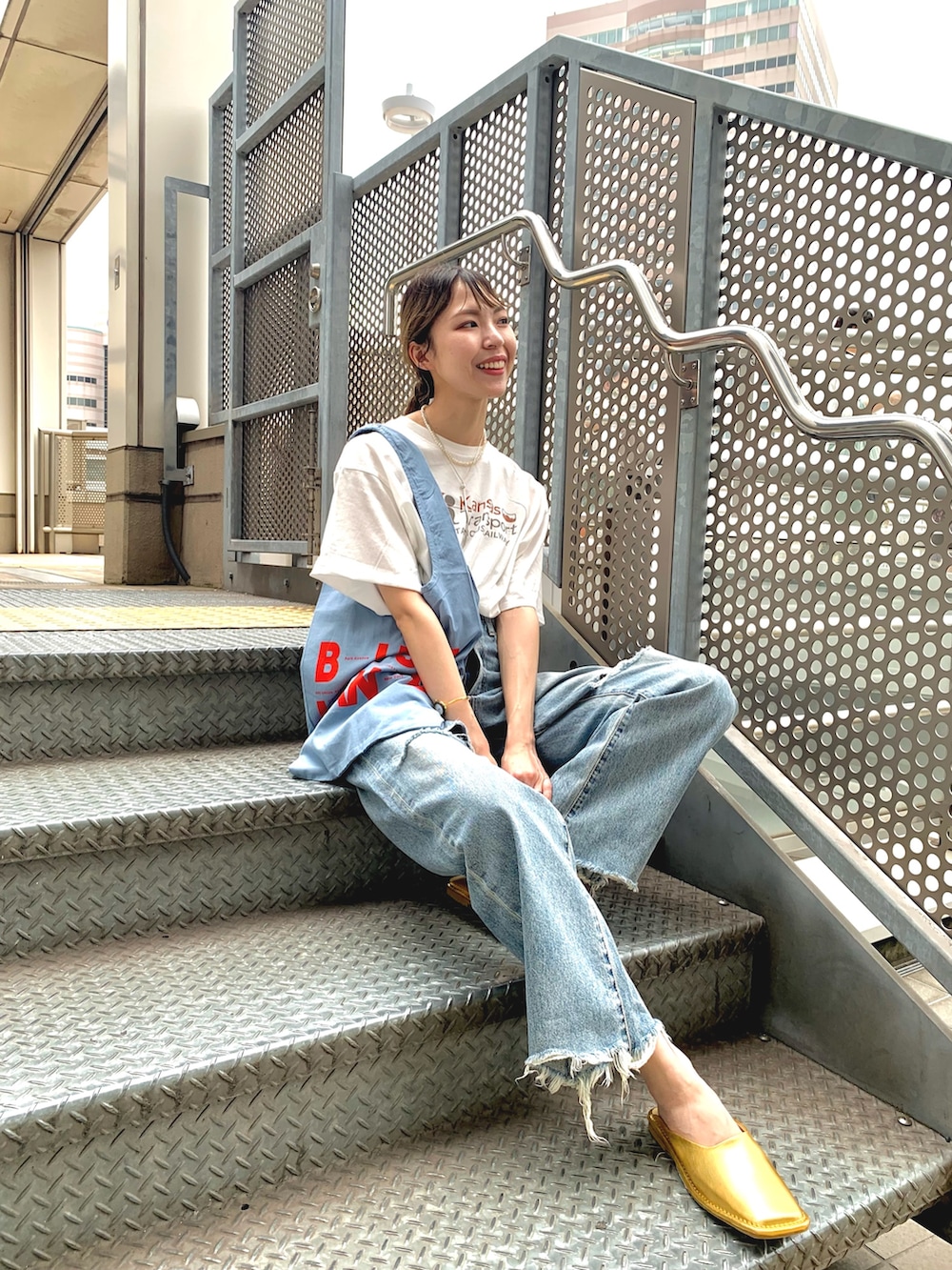 ホワイト系のTシャツ/カットソー、ブルー系のデニムパンツ、ゴールド系のローファーを着用したレディースの夏コーディネートの4枚目の写真