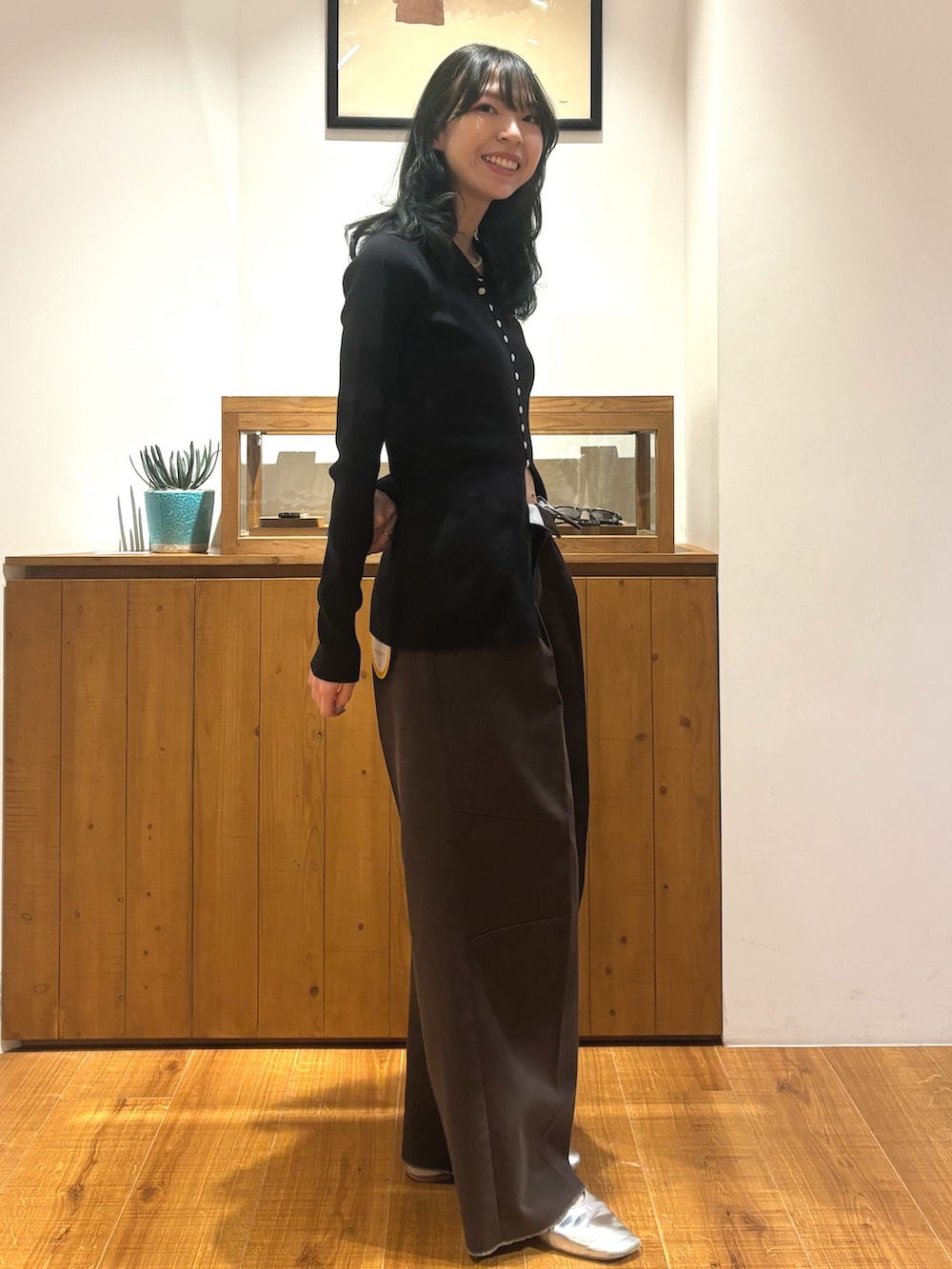 ブラウン系のその他パンツ、ブラック系のニット/セーターを着用したレディースの秋コーディネートの3枚目の写真