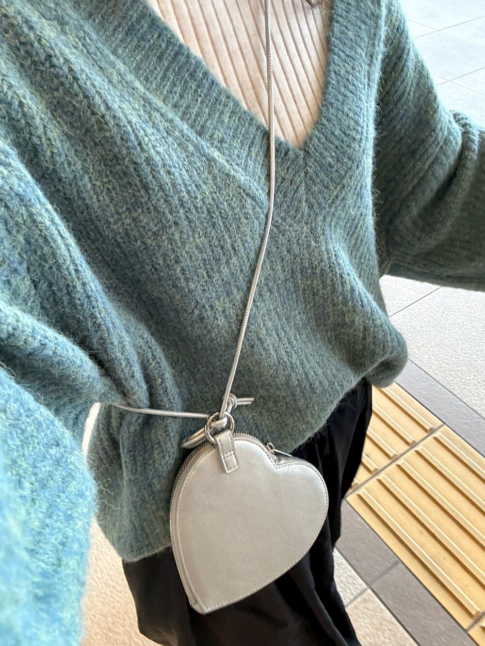 ホワイト系のニット/セーター、ブルー系のニット/セーター、シルバー系のショルダーバッグを着用したレディースの冬コーディネートの5枚目の写真