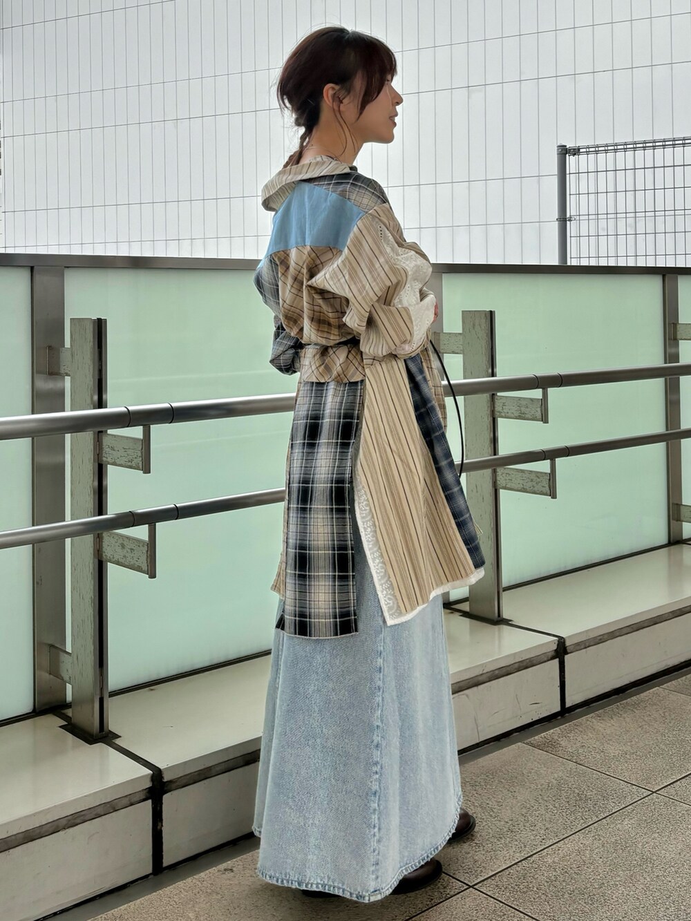 その他のシャツ/ブラウス、ブルー系のスカート、ブラウン系のブーツを着用したレディースの春コーディネートの3枚目の写真