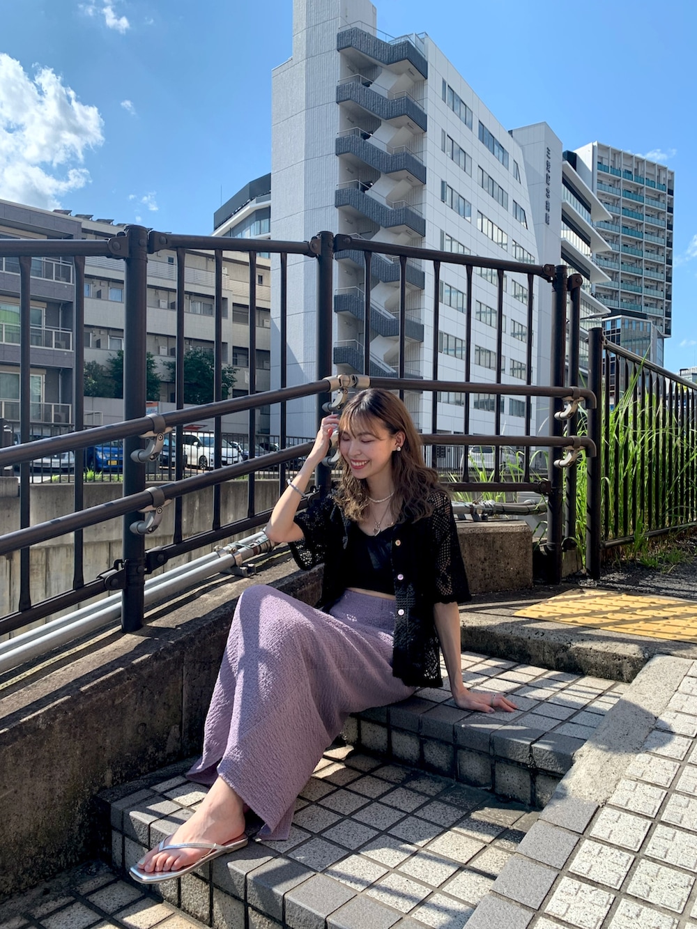 シルバー系のサンダル、パープル系のスカート、ブラック系のシャツ/ブラウスを着用したレディースの夏コーディネートの4枚目の写真