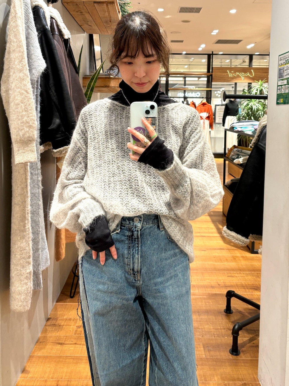 ブルー系のデニムパンツ、ブラック系のTシャツ/カットソー、ブラック系のベストを着用したレディースの秋コーディネートの5枚目の写真