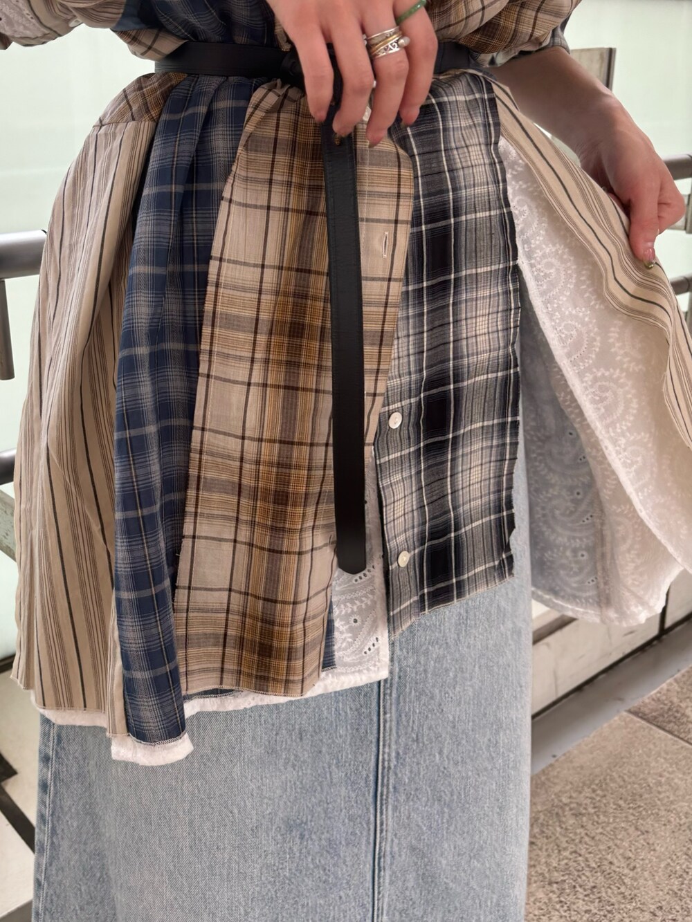 その他のシャツ/ブラウス、ブルー系のスカート、ブラウン系のブーツを着用したレディースの春コーディネートの5枚目の写真