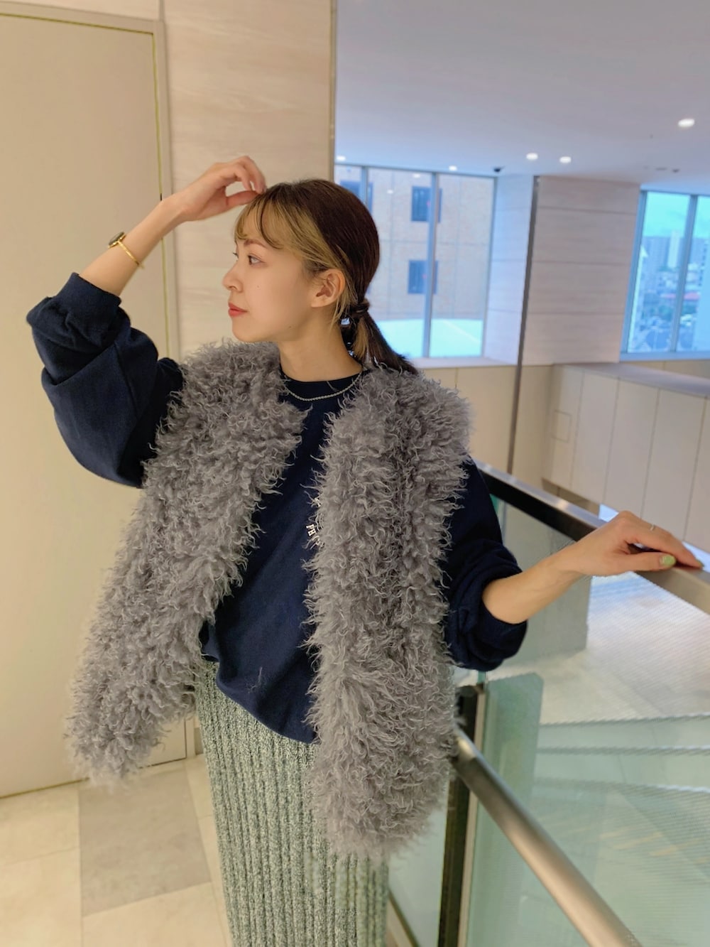 ブラック系のブーツ、グリーン系のスカート、ブルー系のスウェットを着用したレディースの秋コーディネートの4枚目の写真