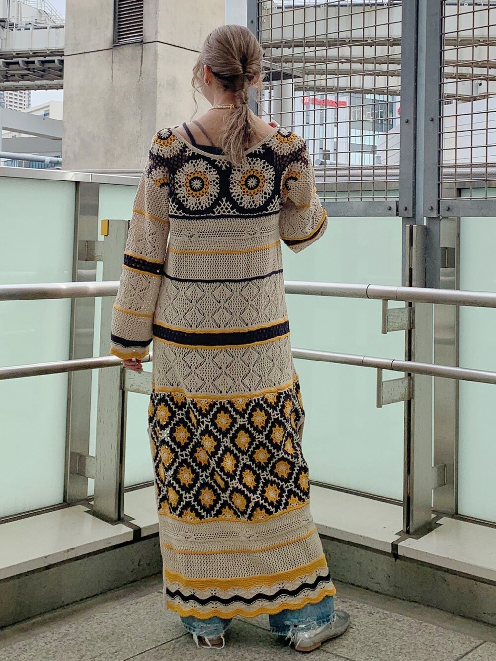 その他のワンピース、ブルー系のデニムパンツ、シルバー系のパンプスを着用したレディースの春コーディネートの3枚目の写真