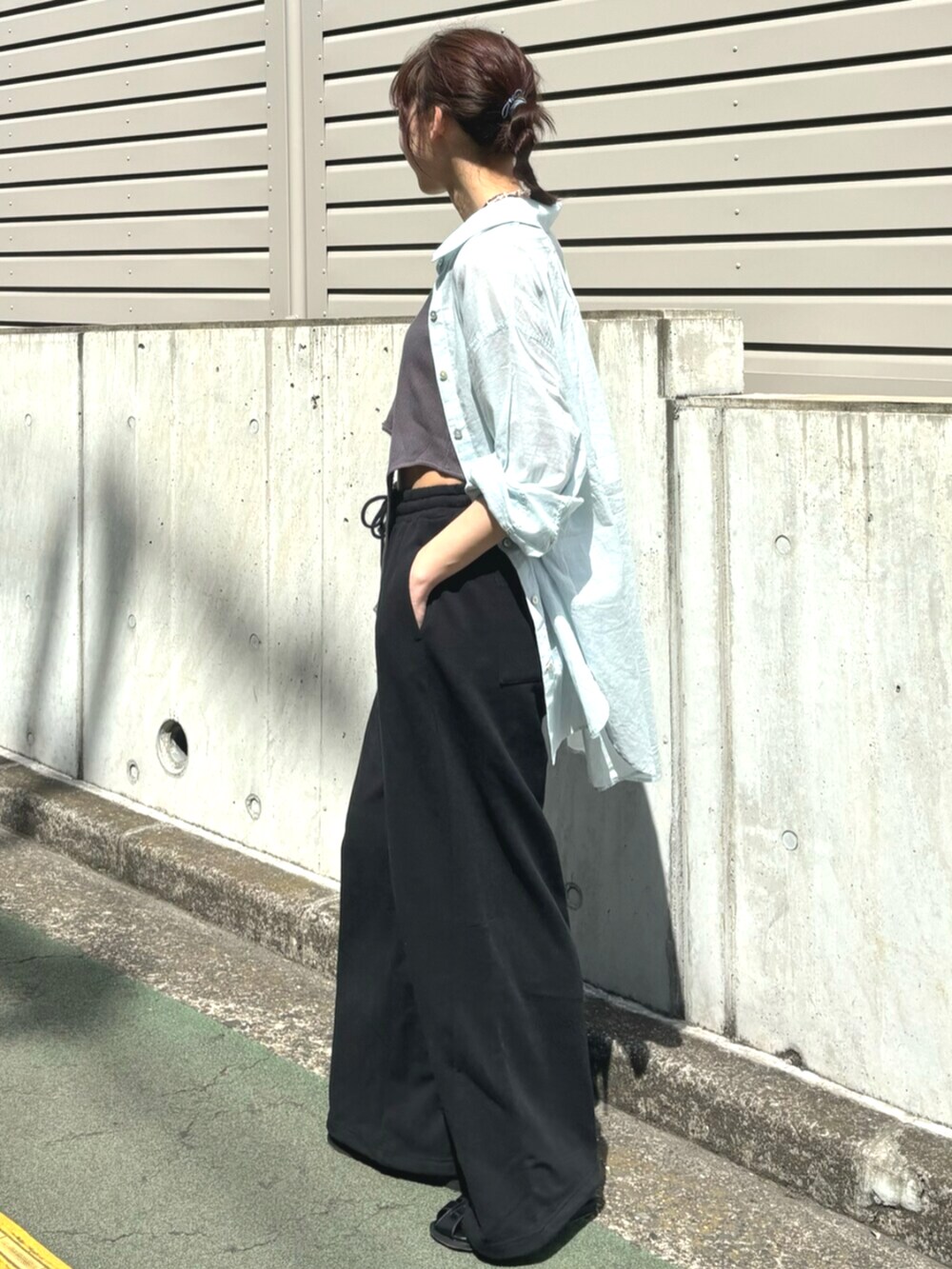 ブラック系のスウェットパンツ、グレー系のタンクトップ、ブルー系のシャツ/ブラウスを着用したレディースの春コーディネートの2枚目の写真