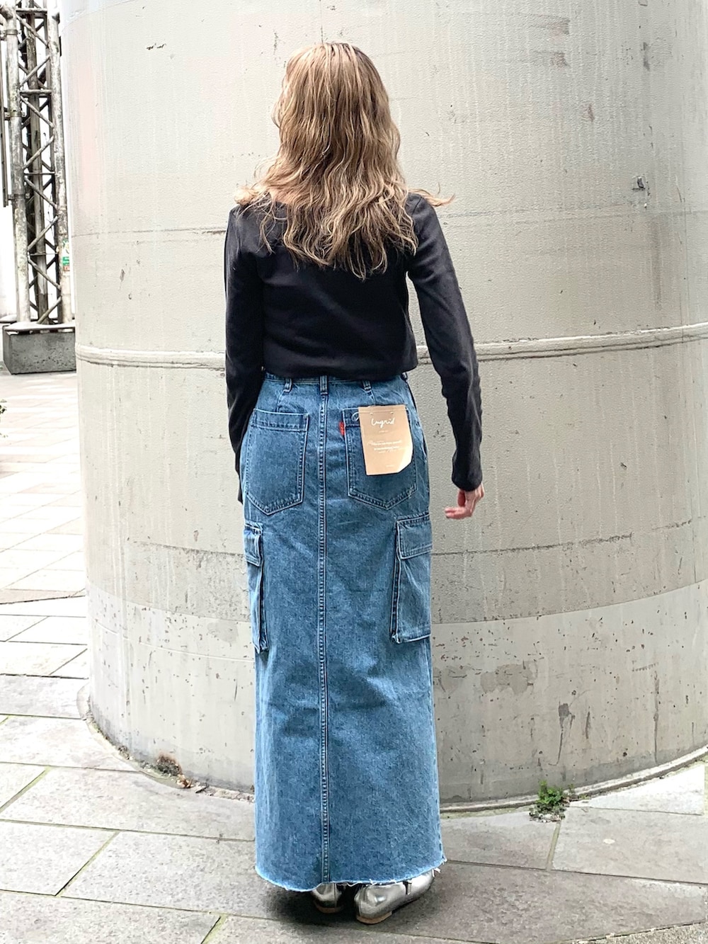 グレー系のTシャツ/カットソー、シルバー系のショルダーバッグ、シルバー系のパンプスを着用したレディースの春コーディネートの3枚目の写真