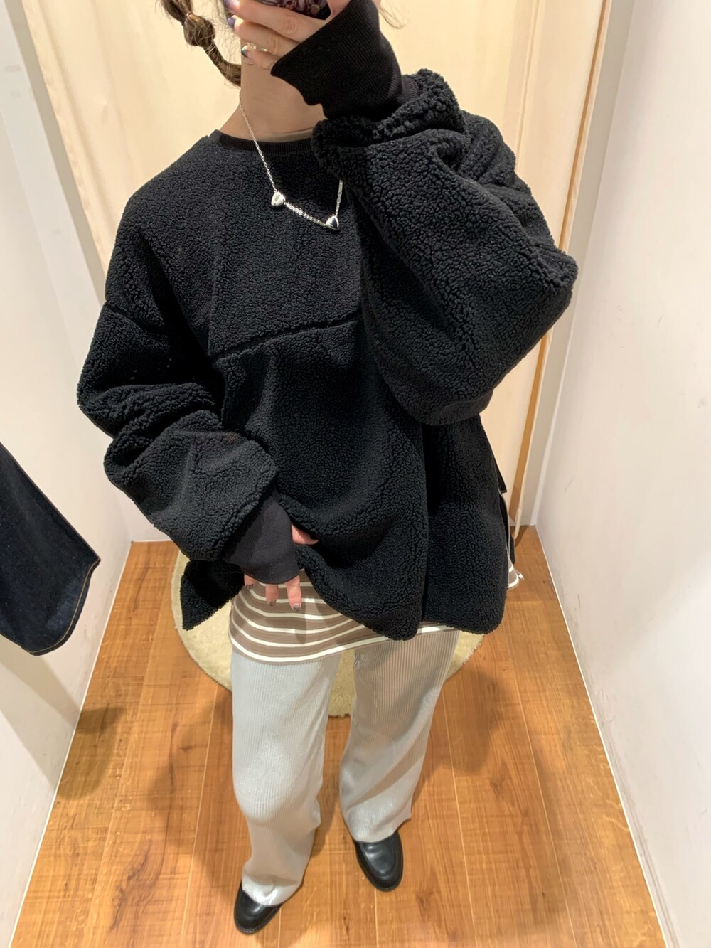 シルバー系のその他パンツ、ブラック系のローファー、ブラウン系のTシャツ/カットソーを着用したレディースの秋コーディネートの3枚目の写真