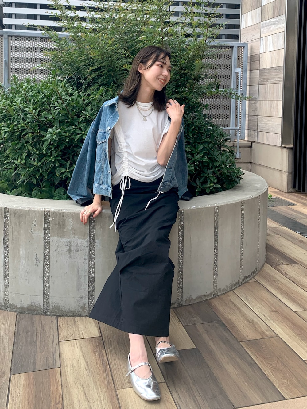 ブラック系のスカート、ブルー系のデニムジャケット、ホワイト系のTシャツ/カットソーを着用したレディースの秋コーディネートの9枚目の写真