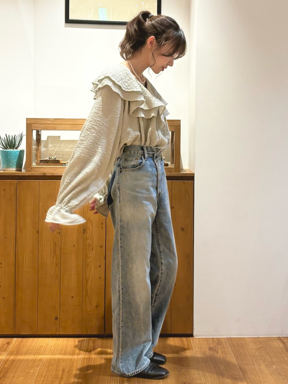 ブルー系のデニムパンツ、ブルー系のシャツ/ブラウスを着用したレディースの秋コーディネートの3枚目の写真