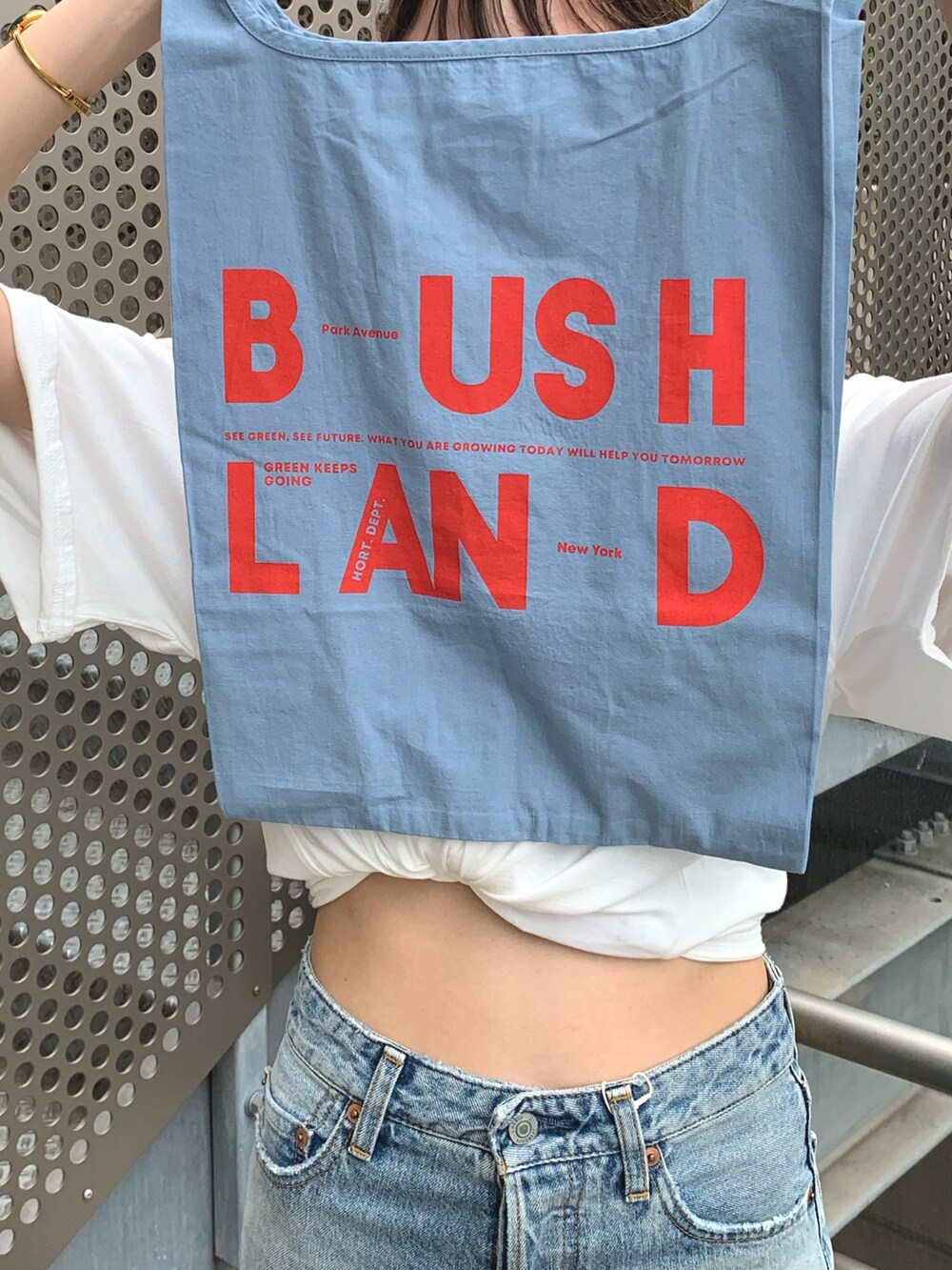 ホワイト系のTシャツ/カットソー、ブルー系のデニムパンツ、ゴールド系のローファーを着用したレディースの夏コーディネートの7枚目の写真