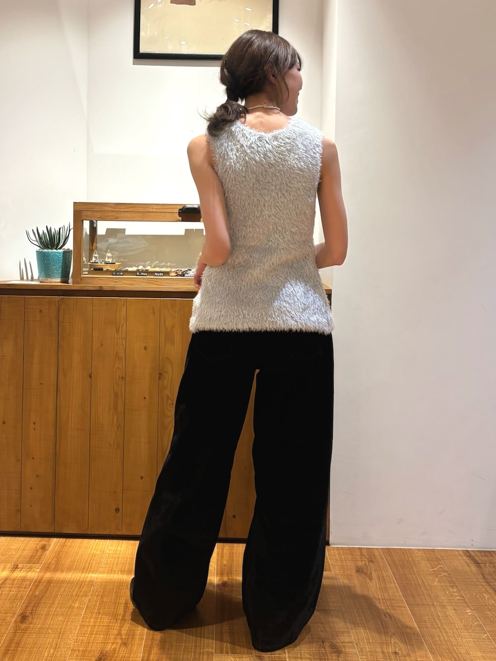 ブラック系のデニムパンツ、シルバー系のニット/セーターを着用したレディースの夏コーディネートの3枚目の写真