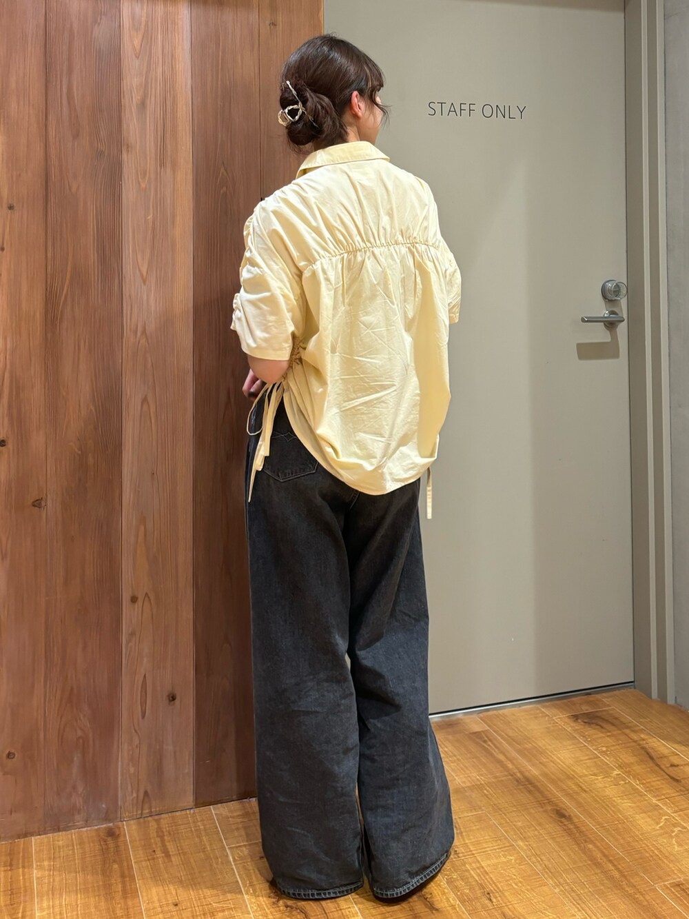 ブラック系のデニムパンツ、イエロー系のシャツ/ブラウスを着用したレディースの夏コーディネートの3枚目の写真